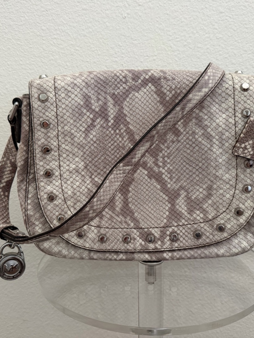 Michael Kors Laila medium snake embossed leather studded crossbody bag in gray - Picture 2 of 8